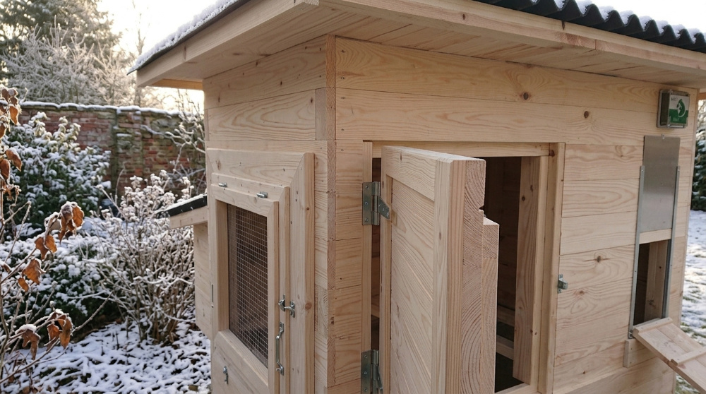 Hühnerstall isolieren oder Massivholz? Warum 65mm Wandstärke den Unterschied macht